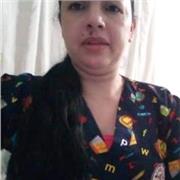 Profesora imparte clases de repaso y apoyo para niños de primaria